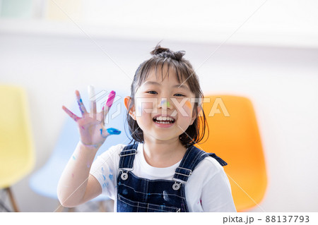 大きな画用紙に絵の具で絵を描く女の子 88137793
