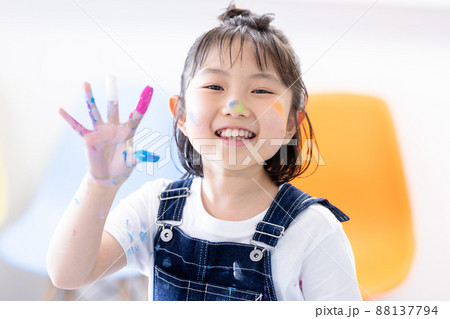 大きな画用紙に絵の具で絵を描く女の子 88137794