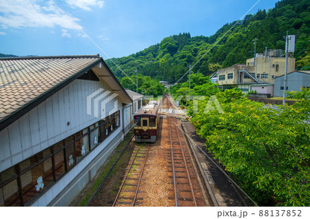 わたらせ渓谷鉄道　水沼駅　上線電車発車出発　大間々駅方面　初夏の風景　　　 88137852