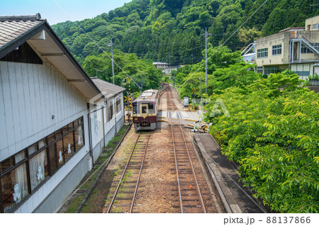 わたらせ渓谷鉄道 水沼駅 上線電車発車出発 大間々駅方面 初夏の風景 わたらせ渓谷鉄道 水沼駅 上線電車発車出発 大間々駅方面 初夏の風景 88137866