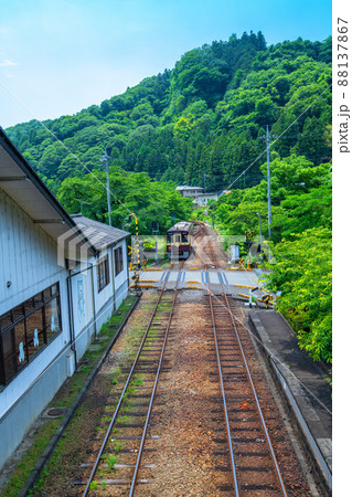 わたらせ渓谷鉄道 水沼駅 上線電車発車出発 大間々駅方面 初夏の風景 わたらせ渓谷鉄道 水沼駅 上線電車発車出発 大間々駅方面 初夏の風景 88137867