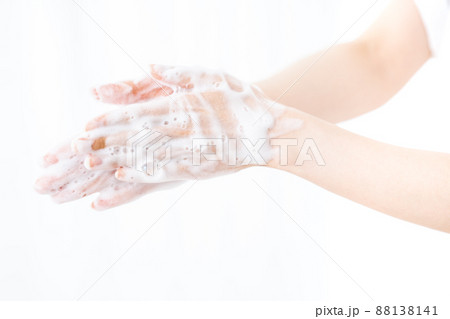 手を洗う女性の手元【パーツカット】 88138141