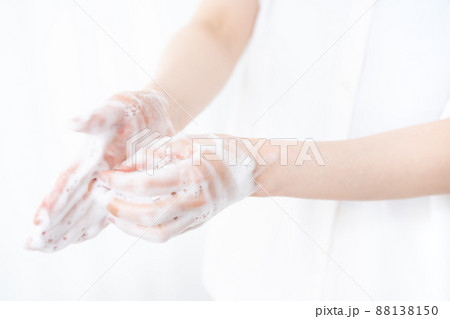 手を洗う女性の手元【パーツカット】 88138150
