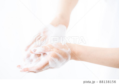 手を洗う女性の手元【パーツカット】 88138156