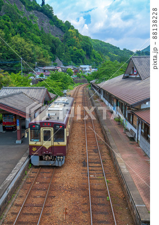 わたらせ渓谷鉄道　水沼駅　下線電車停車中　初夏の風景　　　 88138228