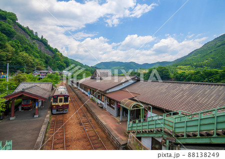 わたらせ渓谷鉄道 水沼駅 下線電車出発 初夏の風景 わたらせ渓谷鉄道 水沼駅 下線電車出発 初夏の風景 88138249