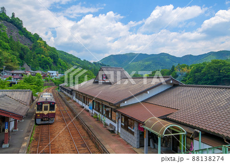 わたらせ渓谷鉄道 水沼駅 下線電車出発 初夏の風景 わたらせ渓谷鉄道 水沼駅 下線電車出発 初夏の風景 88138274