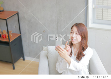 俯瞰_スマホを楽しそうに見る女性2 88138487