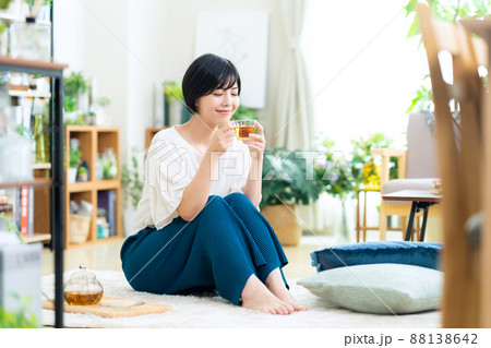 女性　リビング　ライフスタイル　ニューノーマル 88138642