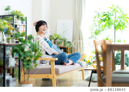 女性　リビング　ライフスタイル　ニューノーマル 88138645