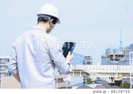 作業着姿の男性の後ろ姿 88138739