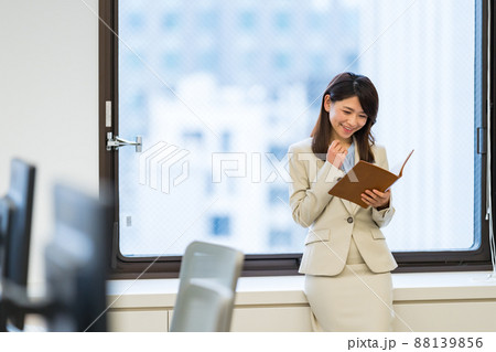 オフィスの女性 オフィスの女性 88139856