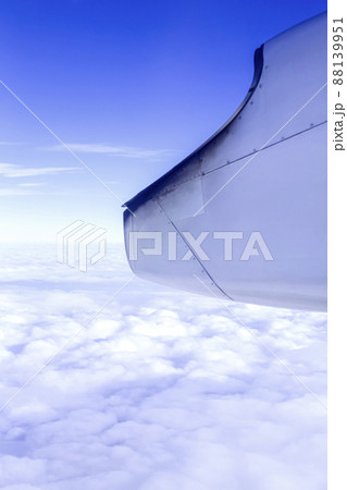 飛行機の窓から見えるすばらしい景色　紺色の空　光 88139951