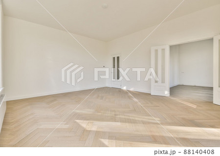 Classic spacious room with light parquet floor Classic spacious room with light parquet floor 88140408