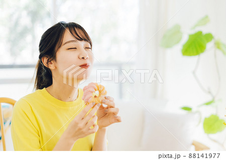 ドーナツを食べる女性 88141977