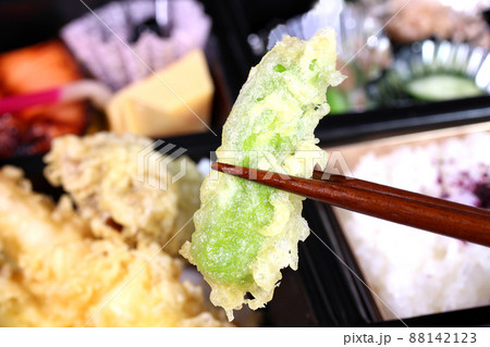 松花堂弁当 シシトウの天ぷらを食べる 松花堂弁当 シシトウの天ぷらを食べる 88142123