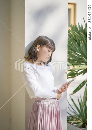 スマホ　女性 88142436