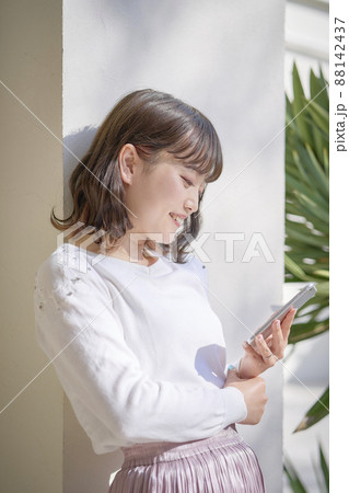 スマホ　女性 88142437