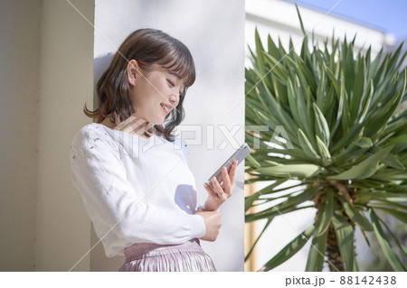 スマホ　女性 88142438