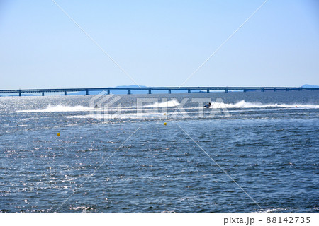 二色浜の青い海を疾走する水上バイクと空港連絡橋 二色浜の青い海を疾走する水上バイクと空港連絡橋 88142735