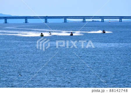 二色浜の青い海を疾走する水上バイクと空港連絡橋 二色浜の青い海を疾走する水上バイクと空港連絡橋 88142748