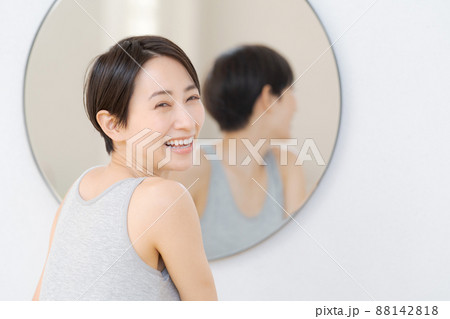 鏡の前で微笑むショートカットの女性 88142818