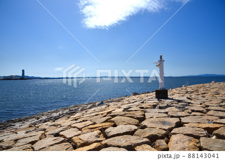 青空と青い海と灯標 88143041