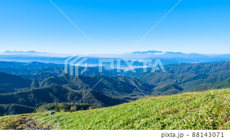 信州ビーナスライン・三峰山山頂から諏訪方面の眺め 88143071