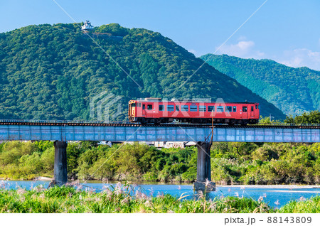 山口県 岩徳線線(西岩国-川西) ~岩国城を背景に錦川を渡る列車~ 山口県 岩徳線線(西岩国-川西) ~岩国城を背景に錦川を渡る列車~ 88143809