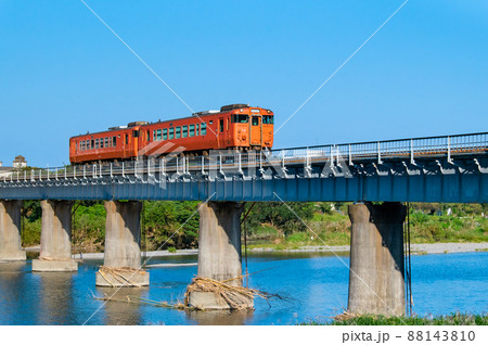 山口県　岩徳線（西岩国－川西）　～錦川を渡る列車～ 88143810