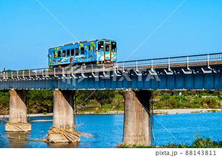 山口県　錦川鉄道錦川清流線（西岩国－川西）　～錦川を渡る列車～ 88143811