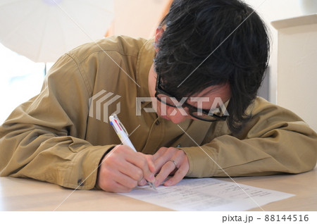 文字を書いている男性 家 ハウス 文字を書いている男性 家 ハウス 88144516