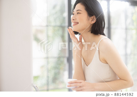 ビューティー　スキンケア　女性イメージ 88144592