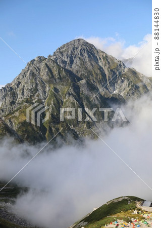 〔富山県・9月］剱沢キャンプ場と、雲の奥に聳える雄大な剱岳 88144830