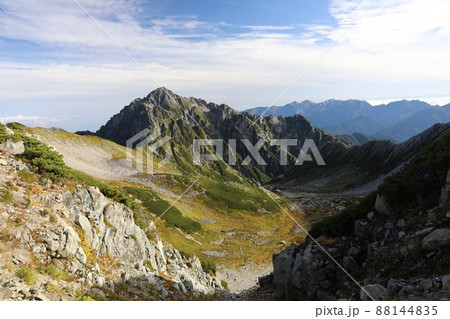 〔富山県・9月］劔御前小舎〜別山間から眺める、壮大な秋模様の剱岳 88144835