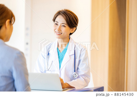 女医　クリニック　撮影協力：LINK FOREST 88145430