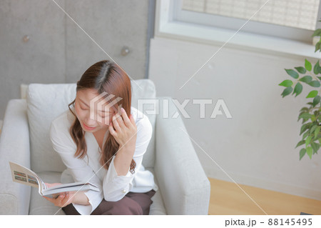 俯瞰_本を広げ髪をかき上げる女性 俯瞰_本を広げ髪をかき上げる女性 88145495