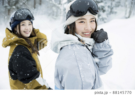 雪の降るスキー場でポーズをするスノボ女子 女子旅 雪の降るスキー場でポーズをするスノボ女子 女子旅 88145770