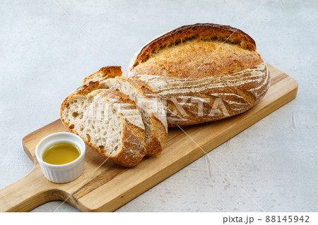 カットされてカッティングボードに置かれたパン 88145942