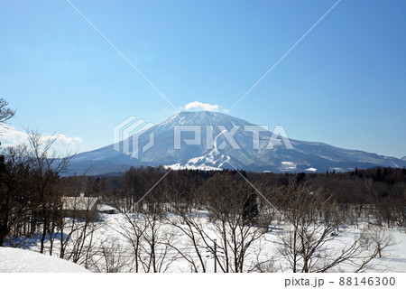 信濃町より眺めたスキー場が見える3月の黒姫山 信濃町より眺めたスキー場が見える3月の黒姫山 88146300