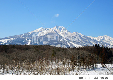 信濃町より眺めたスキー場が見える妙高山と外輪山 88146301