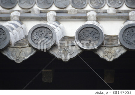 揚羽蝶」の軒丸瓦（姫路城／兵庫県姫路市）の写真素材 [88147052] - PIXTA