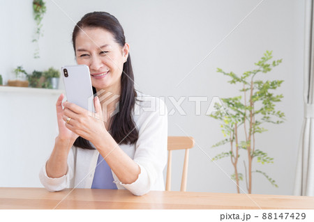スマホを使うシニア女性 88147429
