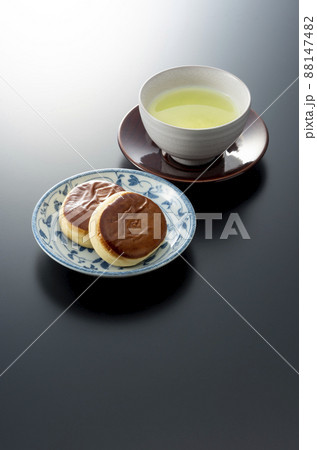 Japanese tea and Japanese sweets 88147482