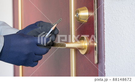 玄関鍵のメンテナンス｜動きを滑らかにするために鍵に鉛筆を塗る 88148672