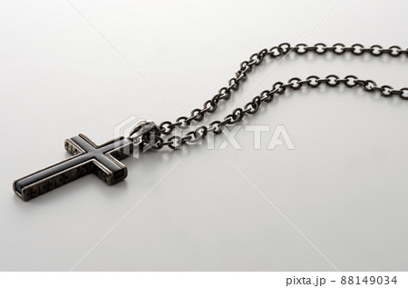 The necklace of the cross The necklace of the cross 88149034