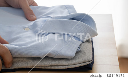 服をたたむ|洗濯物・衣替え・服の整頓イメージ 服をたたむ|洗濯物・衣替え・服の整頓イメージ 88149171