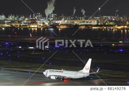 夜の羽田空港で出発を待つ飛行機 88149276