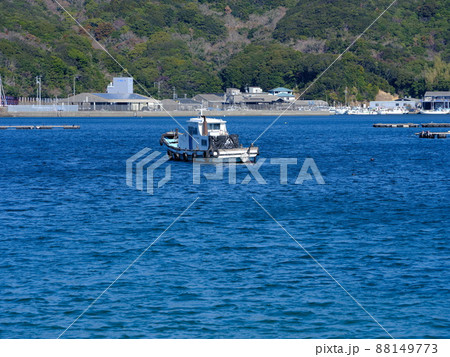 エメラルドブルーの海と小さな漁村 88149773