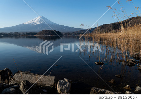 湖畔から富士山を眺める　河口湖 88150057